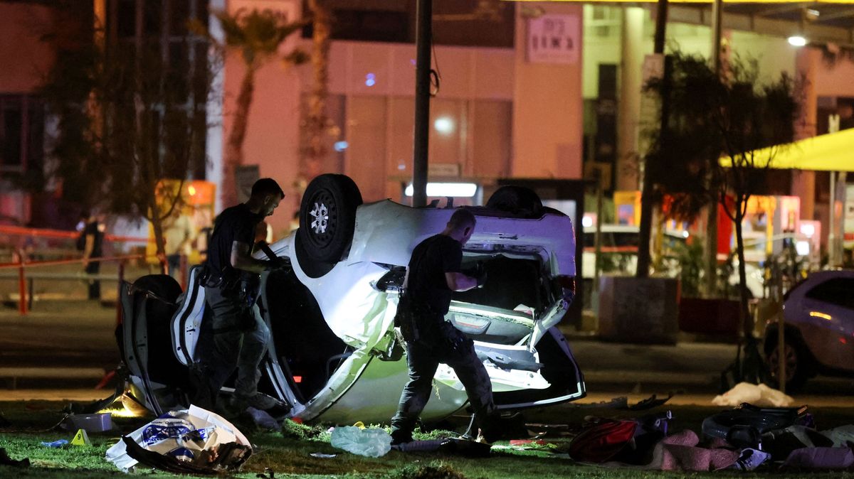 Terorista střílel a najížděl do lidí na promenádě v Tel Avivu, mrtvý a šest zraněných